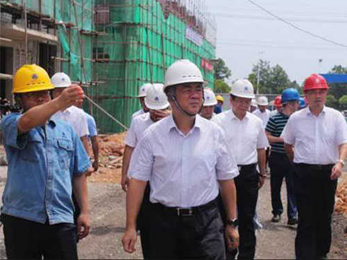 江西省人大常委会党组副书记、副主任 朱虹来海利贵溪化工农药有限公司开展巡河督导